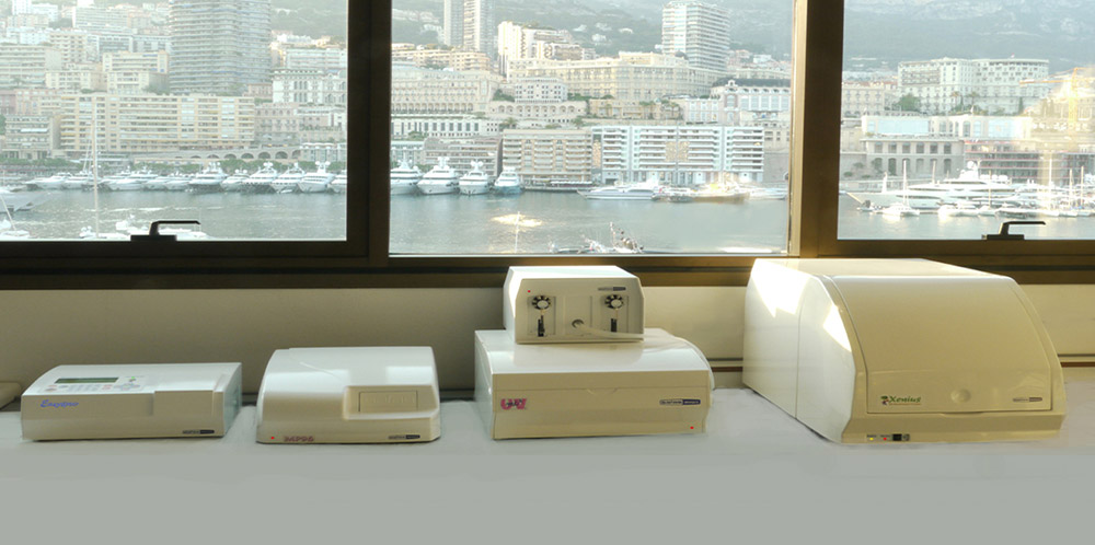 Willkommen in Monaco für Trainings in unserer Fabrik <br><span class='descslider'>Abb. oben, einige unserer Geräte in unserem Validierungslabor.</span>
